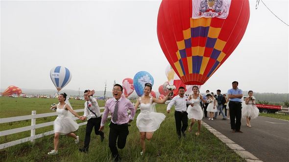 Коллективная свадьба на воздушных шарах в провинции Цзянсу
