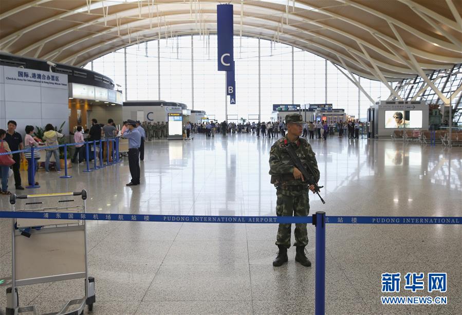 В шанхайском аэропорту Пудун произошел взрыв хлопушек 