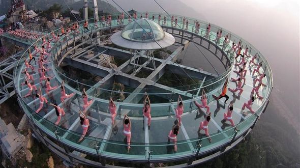 Йога над пропастью в пекинском парке Шилинься