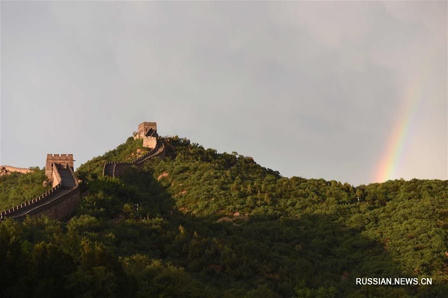 Ливень и радуга над Великой Китайской стеной