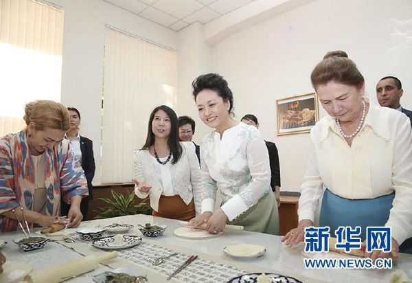 Пэн Лиюань с супругой президента Узбекистана Т.Каримовой посетила институт Конфуция в Ташкенте