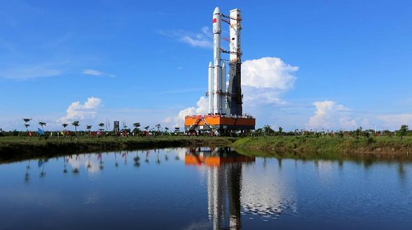 Ракета-носитель 'Чанчжэн-7' установлена на стартовом комплексе на космодроме Вэньчан