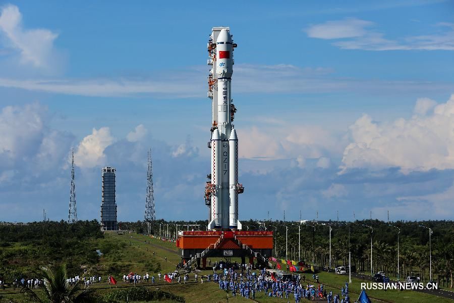 Ракета-носитель 'Чанчжэн-7' установлена на стартовом комплексе на космодроме Вэньчан