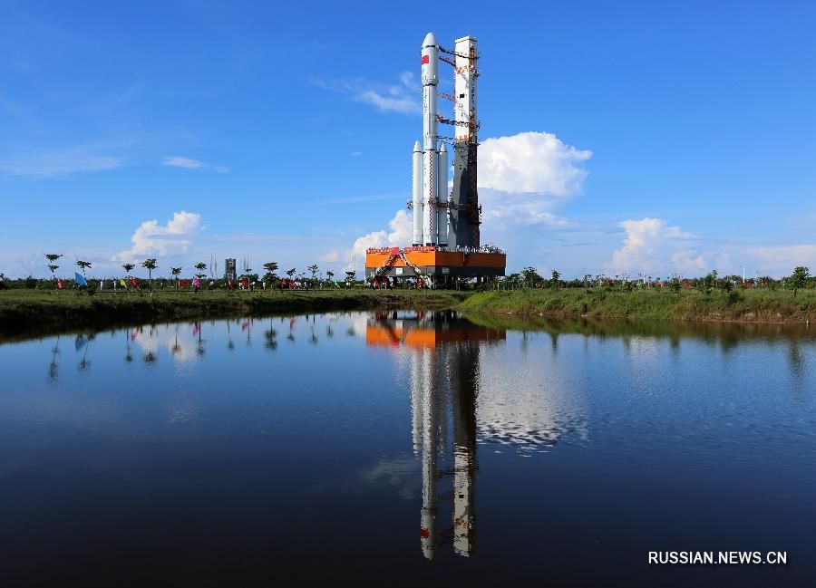 Ракета-носитель &apos;Чанчжэн-7&apos; установлена на стартовом комплексе на космодроме Вэньчан