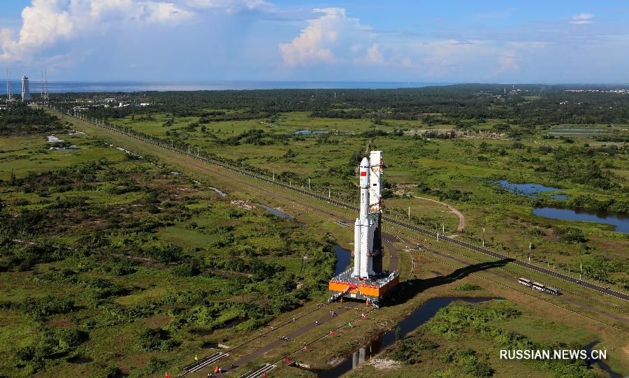 Ракета-носитель &apos;Чанчжэн-7&apos; установлена на стартовом комплексе на космодроме Вэньчан