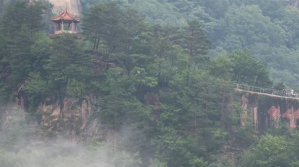 Туманный лес в 'Горах пяти красавиц' в провинции Цзилинь