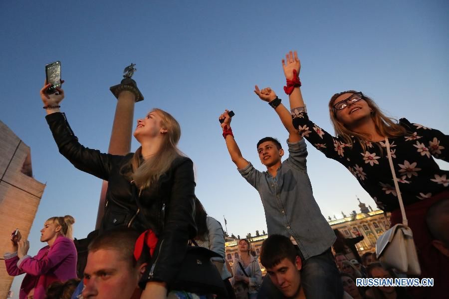 Выпускники Санкт-Петербурга простились со школой на празднике 'Алые паруса'