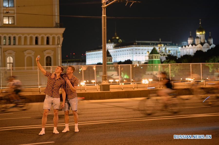 Более 10 тыс человек приняли участие во 2-м Московском ночном велопараде, состоявшемся в российской столице в ночь со 2 на 3 июля. (Синьхуа/ Павел Бедняков)