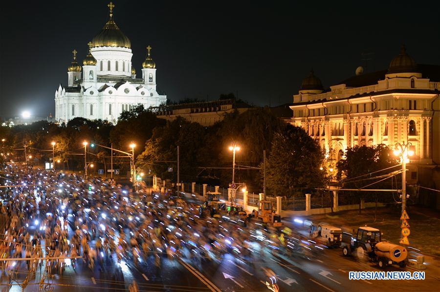 Более 10 тыс человек приняли участие во 2-м Московском ночном велопараде, состоявшемся в российской столице в ночь со 2 на 3 июля. (Синьхуа/ Павел Бедняков)