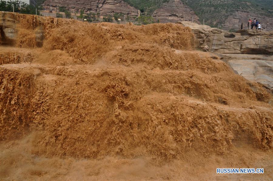 Из-за дождей в верховьях Хуанхэ и регулированного водосброса из водохранилищ произошел первый с начала сезона паводков подъем уровня воды в каньоне Цзиньшань. 