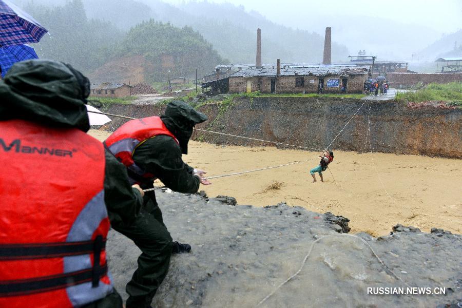 Как сообщили сегодня корр.Синьхуа в Министерстве гражданской администрации КНР, начиная с 30 июня из-за затяжных ливней, вызвавших наводнения в среднем и нижнем течении Янцзы, уже погибли 128 человек.