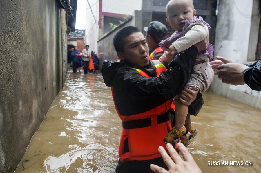 Как сообщили сегодня корр.Синьхуа в Министерстве гражданской администрации КНР, начиная с 30 июня из-за затяжных ливней, вызвавших наводнения в среднем и нижнем течении Янцзы, уже погибли 128 человек.