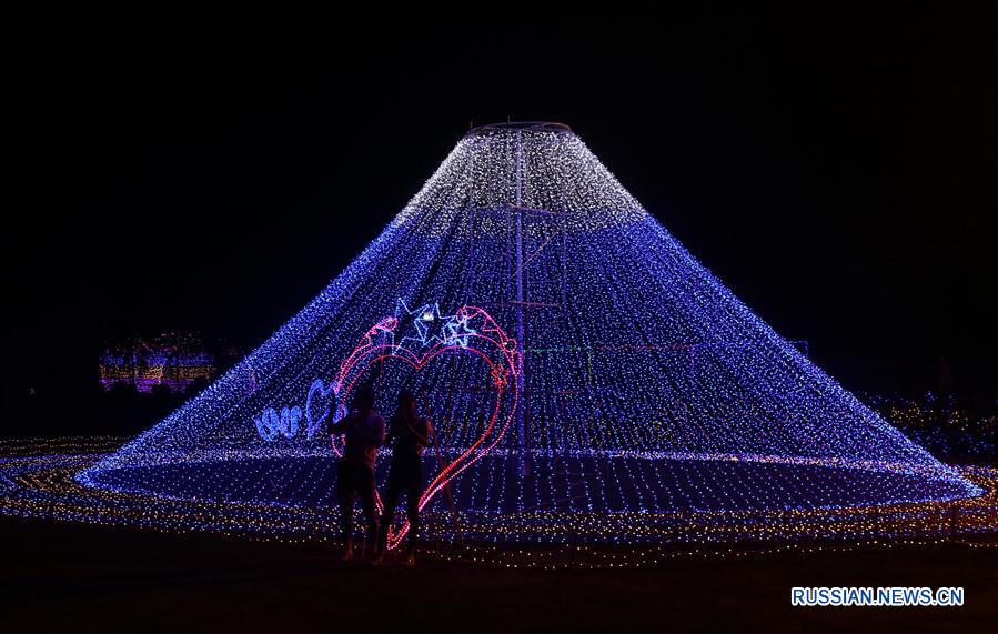  30 миллионов разноцветных светодиодов были использованы для создания световой экспозиции'Деревня мечты', которая открылась на днях в районе Сюаньхуа городаЧжанцзякоу /провинция Хэбэй, Северный Китай/. 