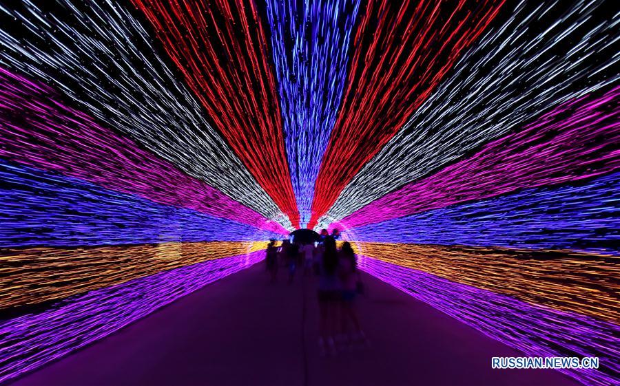  30 миллионов разноцветных светодиодов были использованы для создания световой экспозиции'Деревня мечты', которая открылась на днях в районе Сюаньхуа городаЧжанцзякоу /провинция Хэбэй, Северный Китай/. 