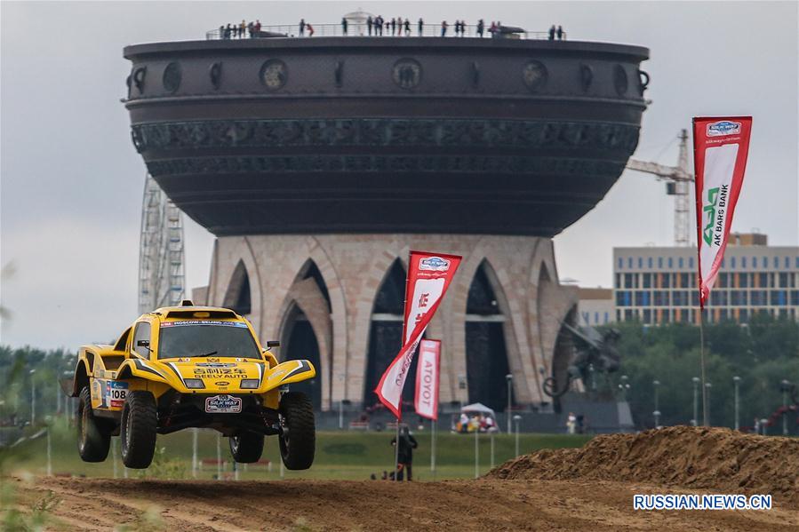 Первый этап международного автомобильного ралли-рейда 'Шелковый путь' 2016 года завершился вчера, 9 июля, в городе Казань.