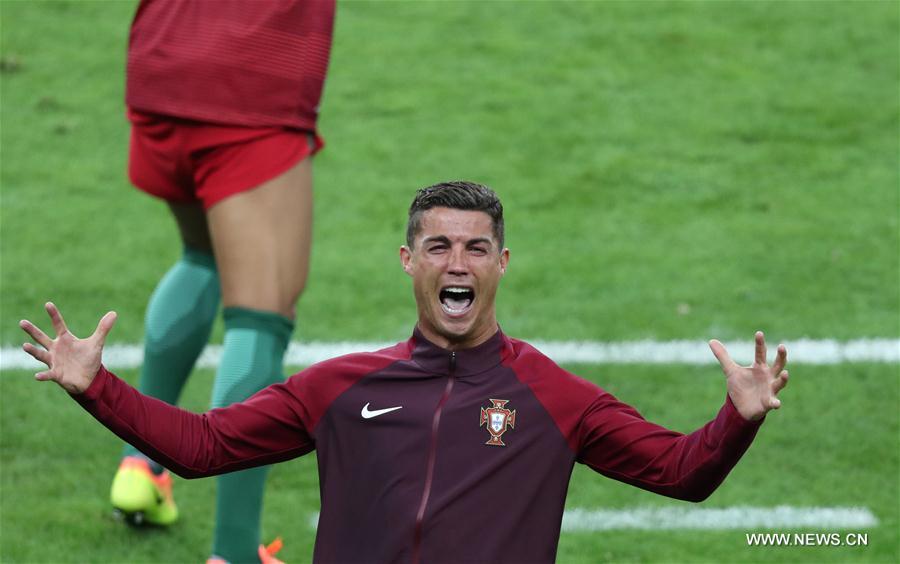 В состоявшемся в воскресенье финальном матче Чемпионата Европы по футболу-2016 сборная Португалии победила команду Франции со счетом 1:0 и впервые в истории выиграла ЧЕ.