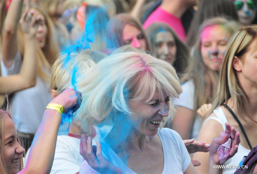 Двухдневный Фестиваль красок, известный также как Холи, Пхагвах и Бходжпури, начался вчера, 9 июля, в столице Латвии. 