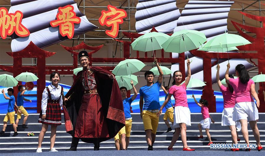 Недельный Международный культурно-туристический фестиваль имени средневекового флотоводца Чжэн Хэ открылся сегодня, в День китайского мореплавания, на родине Чжэн Хэ в уезде Цзиньнин городского округа Куньмин провинции Юньнань .