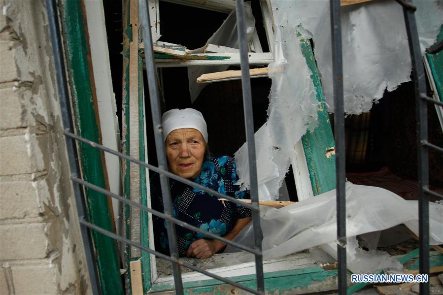 В Донбассе на востоке Украины в последние дни возросло количество нарушений режима прекращения огня. Так, в Горловке, в 20 км к северу от Донецка, за сутки от артиллерийских обстрелов пострадали почти 50 гражданских строений.