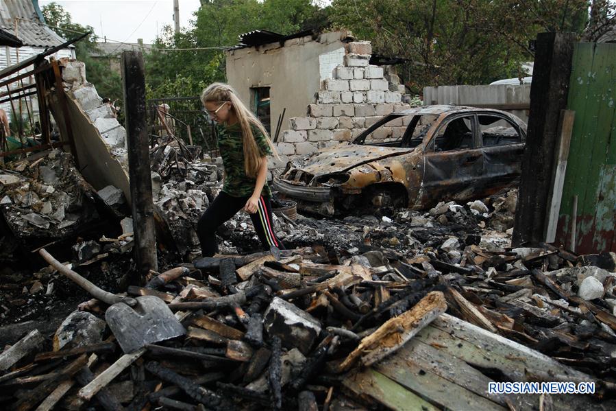 В Донбассе на востоке Украины в последние дни возросло количество нарушений режима прекращения огня. Так, в Горловке, в 20 км к северу от Донецка, за сутки от артиллерийских обстрелов пострадали почти 50 гражданских строений.