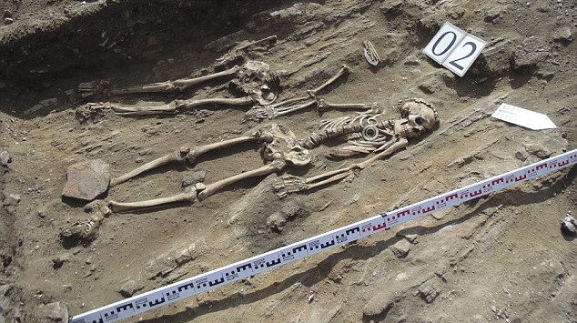 В Сибири обнаружены захоронения бронзового века: мужчина в возрасте с наложницей, которые держались за руки 5 тыс. лет