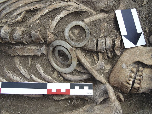 В Сибири обнаружены захоронения бронзового века: мужчина в возрасте с наложницей, которые держались за руки 5 тыс. лет