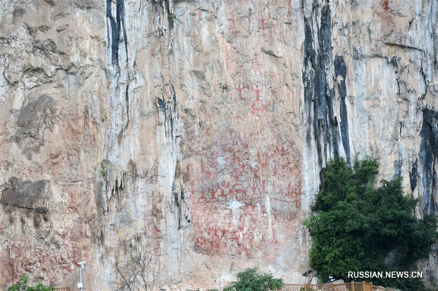 Наскальная живопись в горах Хуашань на берегу реки Минцзян /притока реки Цзоцзян/ в Гуанси-Чжуанском АР /Южный Китай/ была сегодня включена в список Всемирного природного и культурного наследия. 