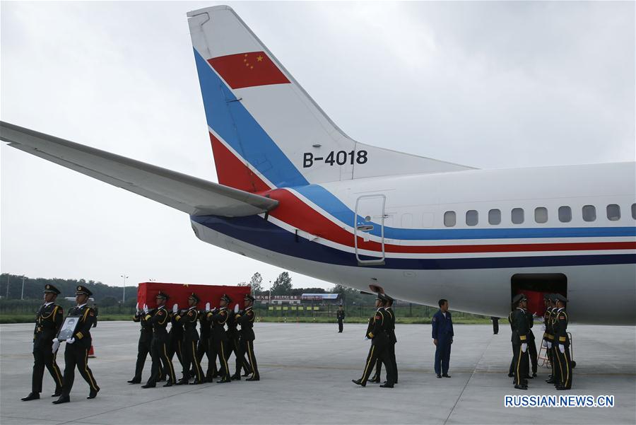 Тела погибших в Южном Судане китайских миротворцев в среду были доставлены на Родину. Церемония встречи гробов прошла в аэропорту г. Чжэнчжоу