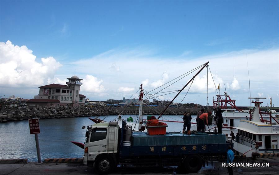 Тайваньские рыбаки отправились к острову Тайпиндао в Южно-Китайском море