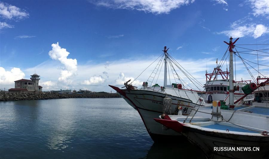 Тайваньские рыбаки отправились к острову Тайпиндао в Южно-Китайском море