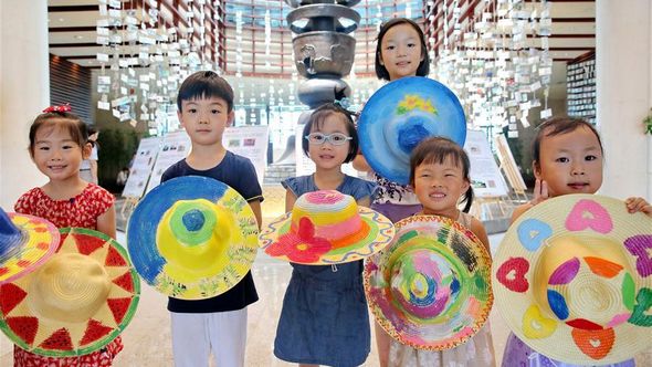 Дети Цзясина раскрашивают соломенные шляпки