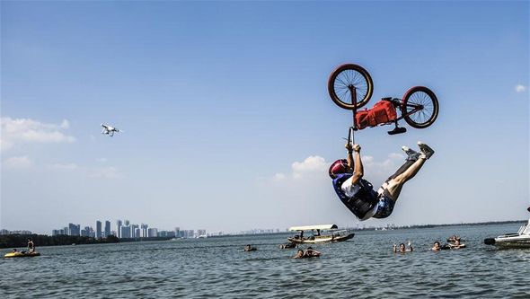 Велоспорт -- Фестиваль акробатических прыжков в озеро на велосипедах BMX в Ухане
