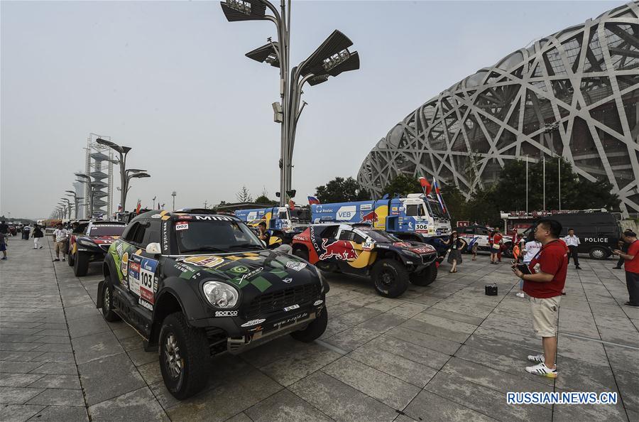 Торжественная церемония финиша международного автомобильного ралли-рейда 'Шелковый путь' 2016 года состоялась сегодня в Олимпийском парке Пекина. 