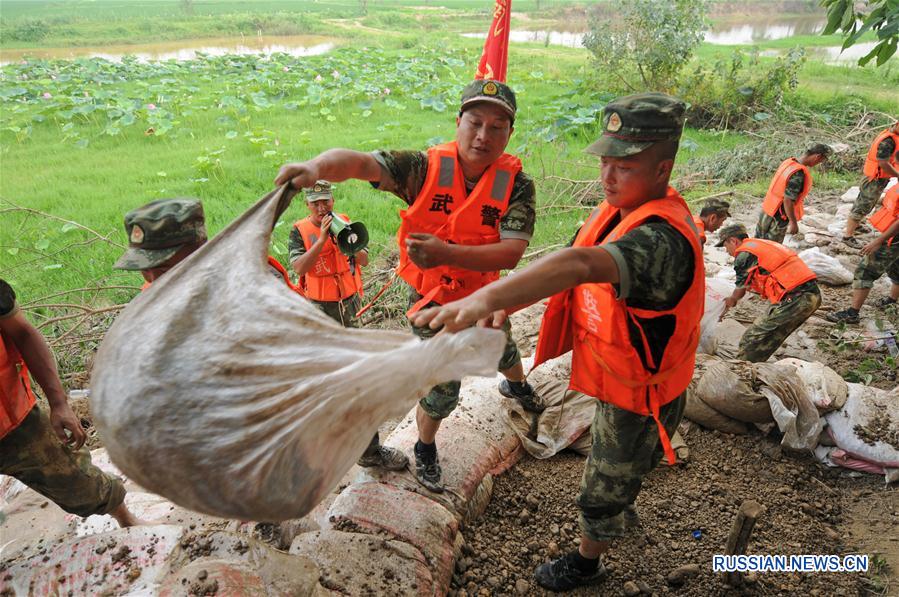 Народно-освободительная армия Китая – детище народа, ангел-защитник народа. Перед лицом наводнения и других ужасных стихийных бедствий, мы так ясно понимаем об этом.