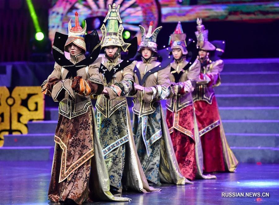 13-й Китайский фестиваль монгольской одежды и украшений завершился в воскресенье в городе Хух-Хото -- административном центре автономного района Внутренняя Монголия.