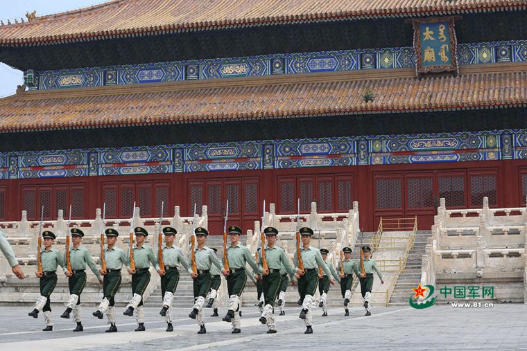 Фотоальбом знамённой роты -- Рота почетного караула площади Тяньаньмэнь