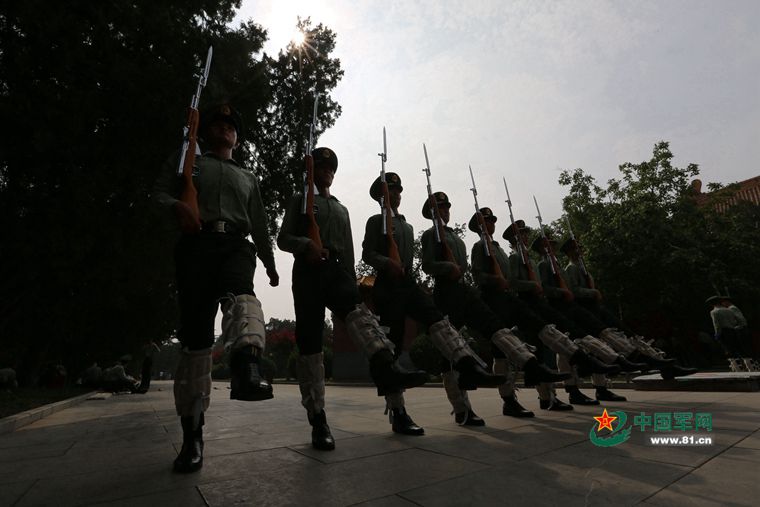Фотоальбом знамённой роты -- Рота почетного караула площади Тяньаньмэнь