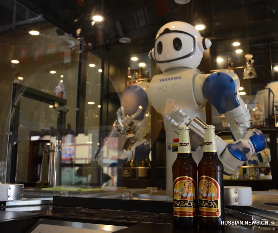 Робота-бармена представили на фестивале пива в Циндао _russian.china.org.cn