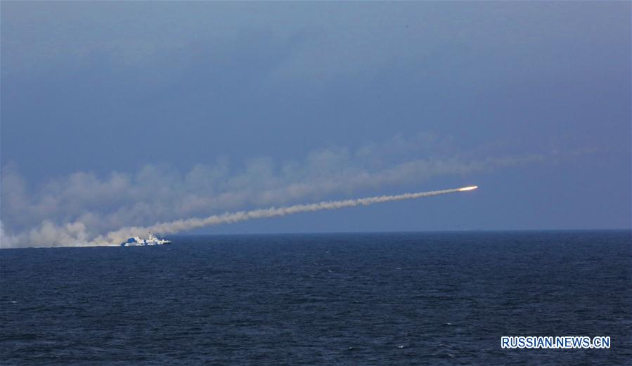 ВМС НОАК сегодня в одном из районов Восточно-Китайского моря провели двусторонние военные учения с боевыми стрельбами в сложной электромагнитной обстановке. 