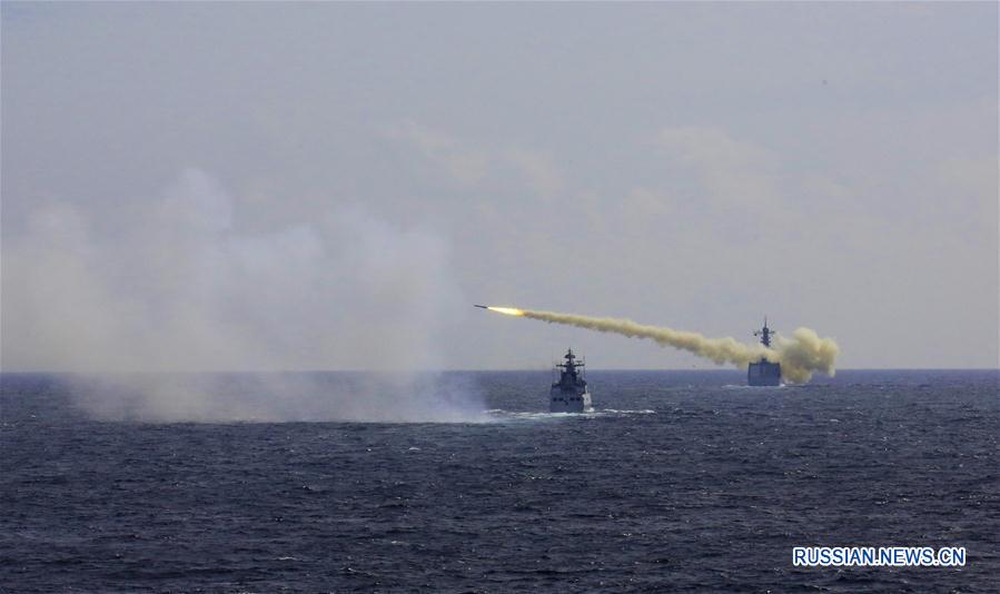 ВМС НОАК сегодня в одном из районов Восточно-Китайского моря провели двусторонние военные учения с боевыми стрельбами в сложной электромагнитной обстановке. 