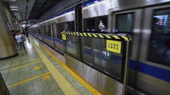 На 2-й линии Пекинского метро началась установка платформенных дверей
