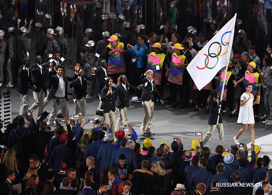 Первая в истории олимпийского движения команда беженцев оказалась в фокусе внимания на церемонии открытия XXXI Олимпийских игр в Рио-де-Жанейро в пятницу.