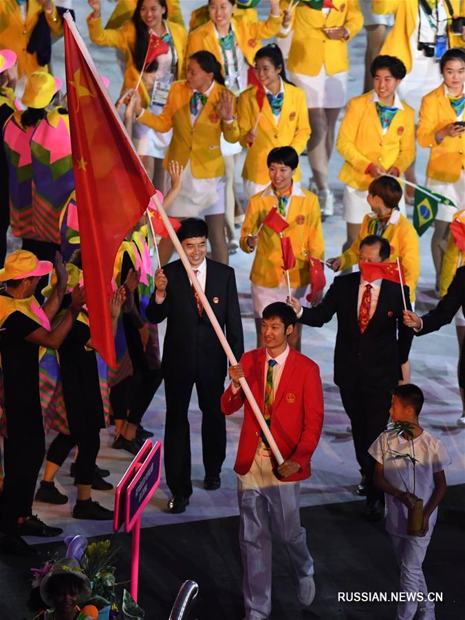Сборная Китая во главе со знаменосцем Лэй Шэном вышла на торжественный парад атлетов, который проходит на церемонии открытия Олимпийских игр на стадионе 'Маракана' в бразильском городе Рио-де-Жанейро.