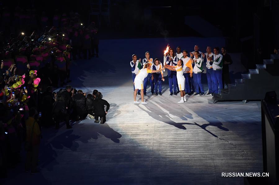 Бразильский марафонец Вандерлей ди Лима, который лишился победы на Олимпиаде 2004 года в Афинах из-за атаки зрителя, зажег олимпийский огонь Игр Рио-2016, став последним участником передачи эстафеты олимпийского огня.