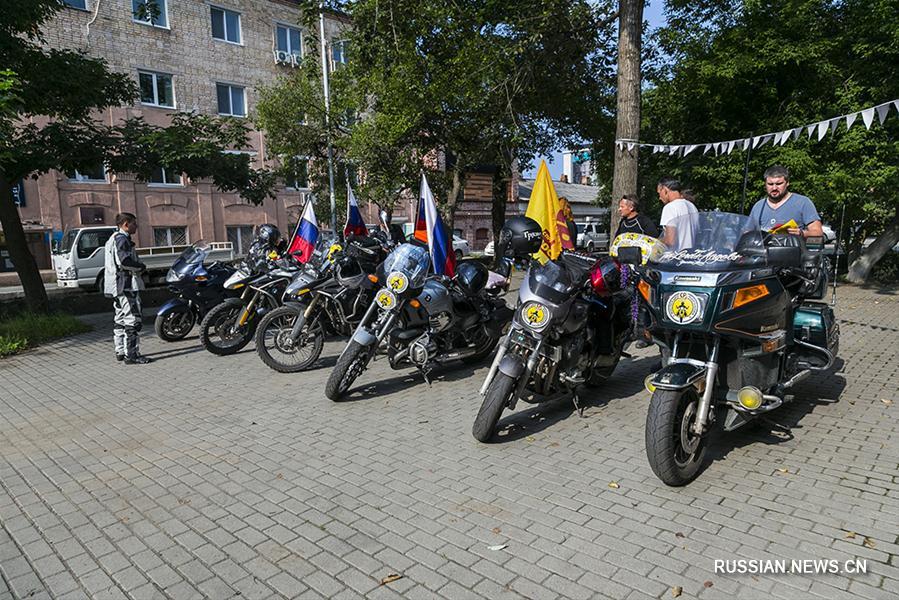 Во Владивостоке сегодня стартовал всероссийский мотопробег. Группа из семи мотоциклистов за пятнадцать дней планирует добраться из столицы Приморья до сердца Крыма -- города Севастополя.