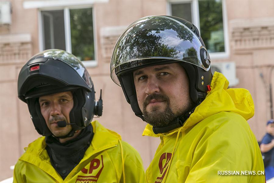 Во Владивостоке сегодня стартовал всероссийский мотопробег. Группа из семи мотоциклистов за пятнадцать дней планирует добраться из столицы Приморья до сердца Крыма -- города Севастополя.