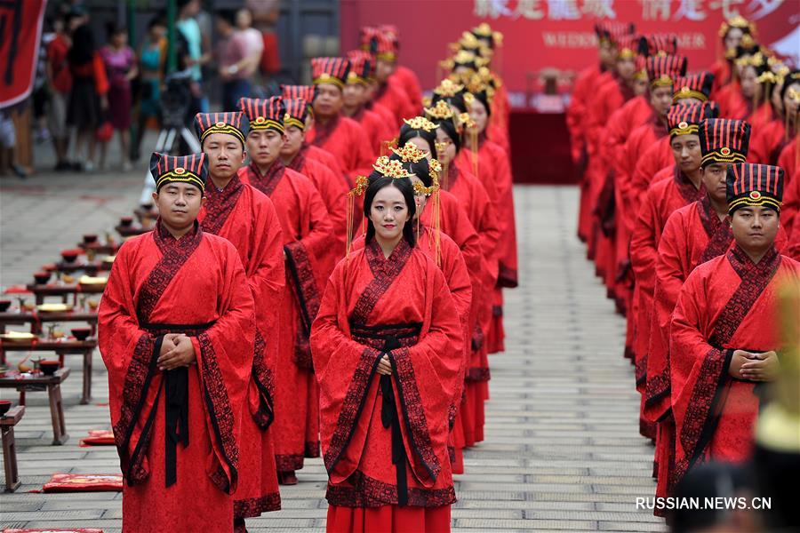  В честь этого праздника в городе Тайюань /провинция Шаньси, Северный Китай/ сегодня прошла коллективная свадебная церемония в старинном стиле.