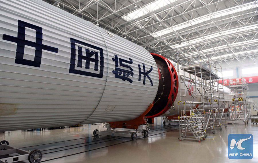 Китайский пилотируемый космический корабль 'Шэньчжоу-11' доставлен на космодром
