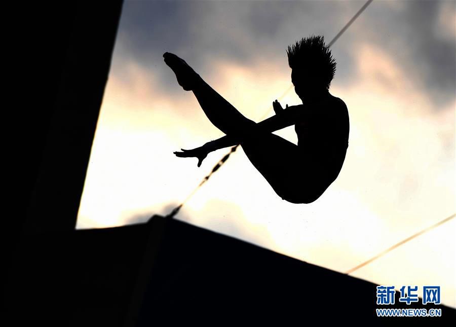 Китаянка Жэнь Цянь завоевала золото Олимпиады в прыжках в воду с 10-метровой вышки 