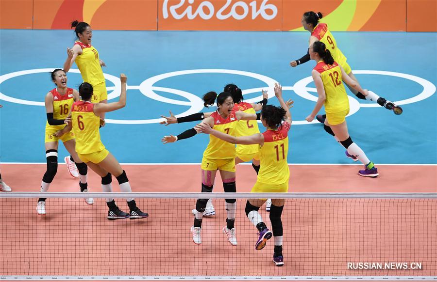 Женская сборная Китая по волейболу выиграла у команды Сербии в финале со счетом 3:1 и стала чемпионом Олимпиады. В общекомандном зачете китайские спортсмены уже завоевали 26 золотых медалей на Олимпийских играх-2016. 